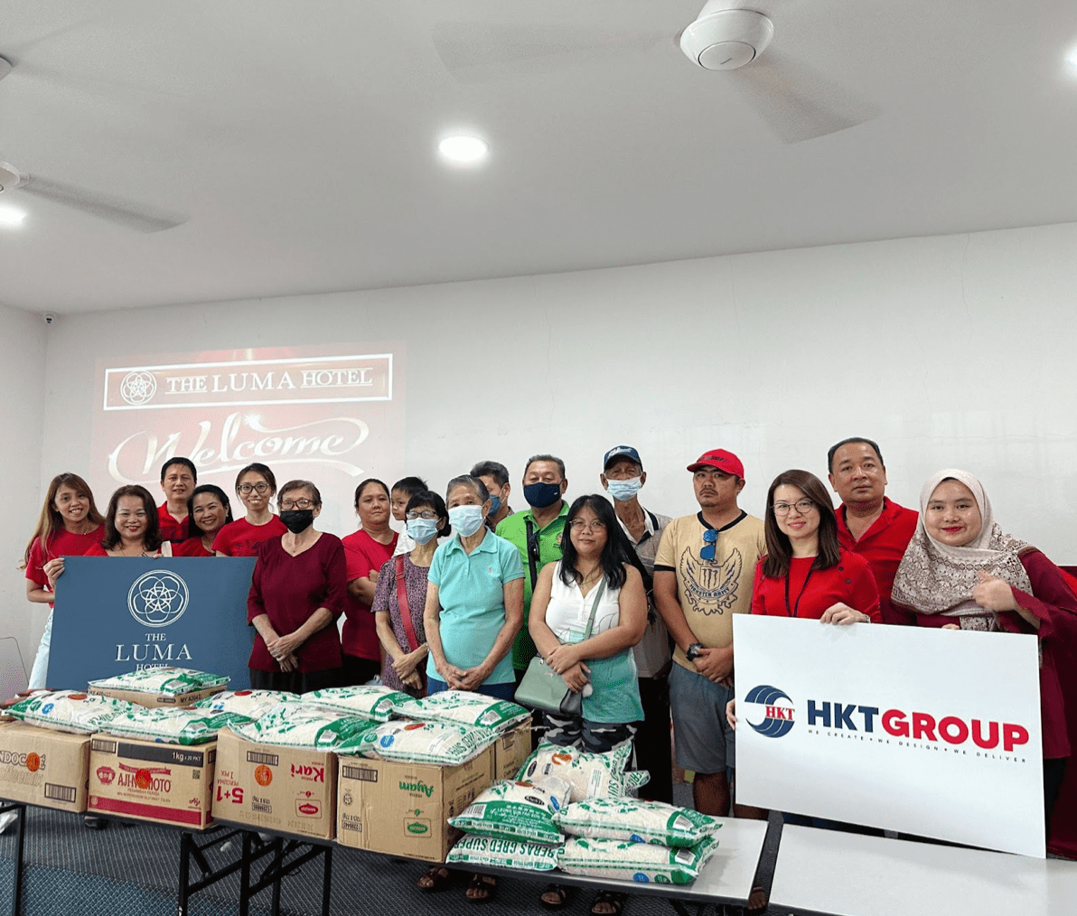 Representatives from The LUMA Hotel and HKT Industries Sdn Bhd posing with members of Dream Centre Penampang.