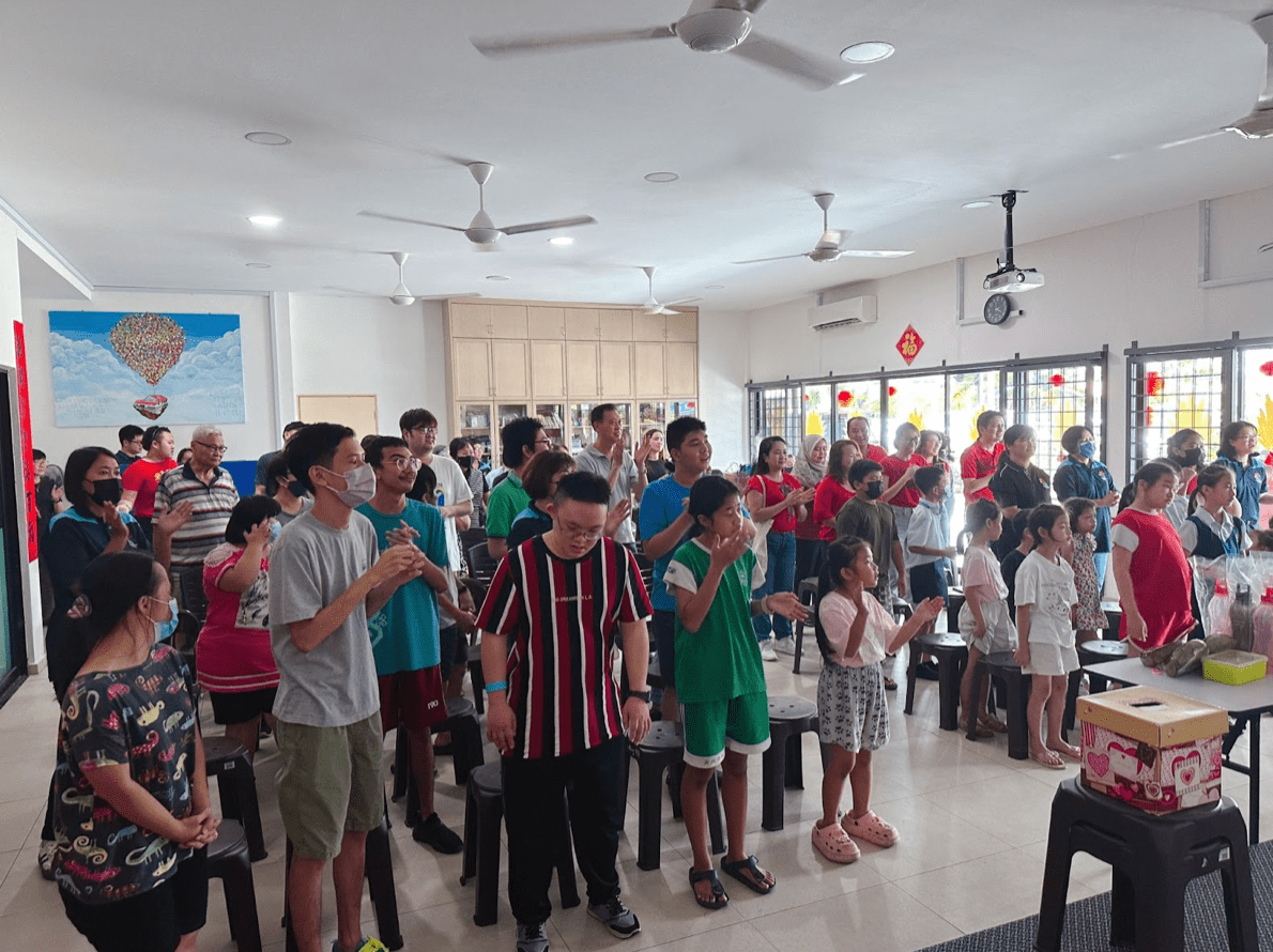 Children and elderlies of Dream Centre Penampang singing Chinese New Year songs with representatives of The LUMA Hotel and HKT Industries Sdn Bhd during the CSR visit.